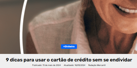 Foto em close de uma mulher sorrindo enquanto segura um cartão de crédito, com fundo desfocado. Sobre a imagem, há uma etiqueta azul escrita "+Dinheiro".