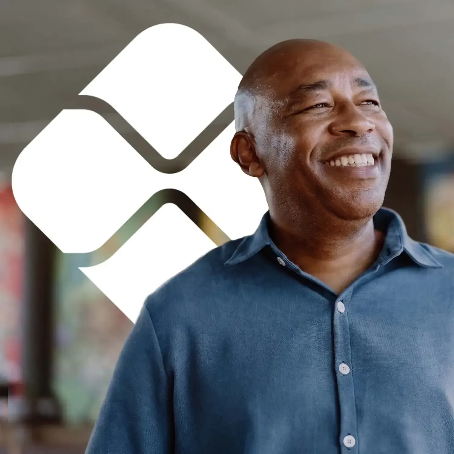 Homem com logo do PIX de fundo