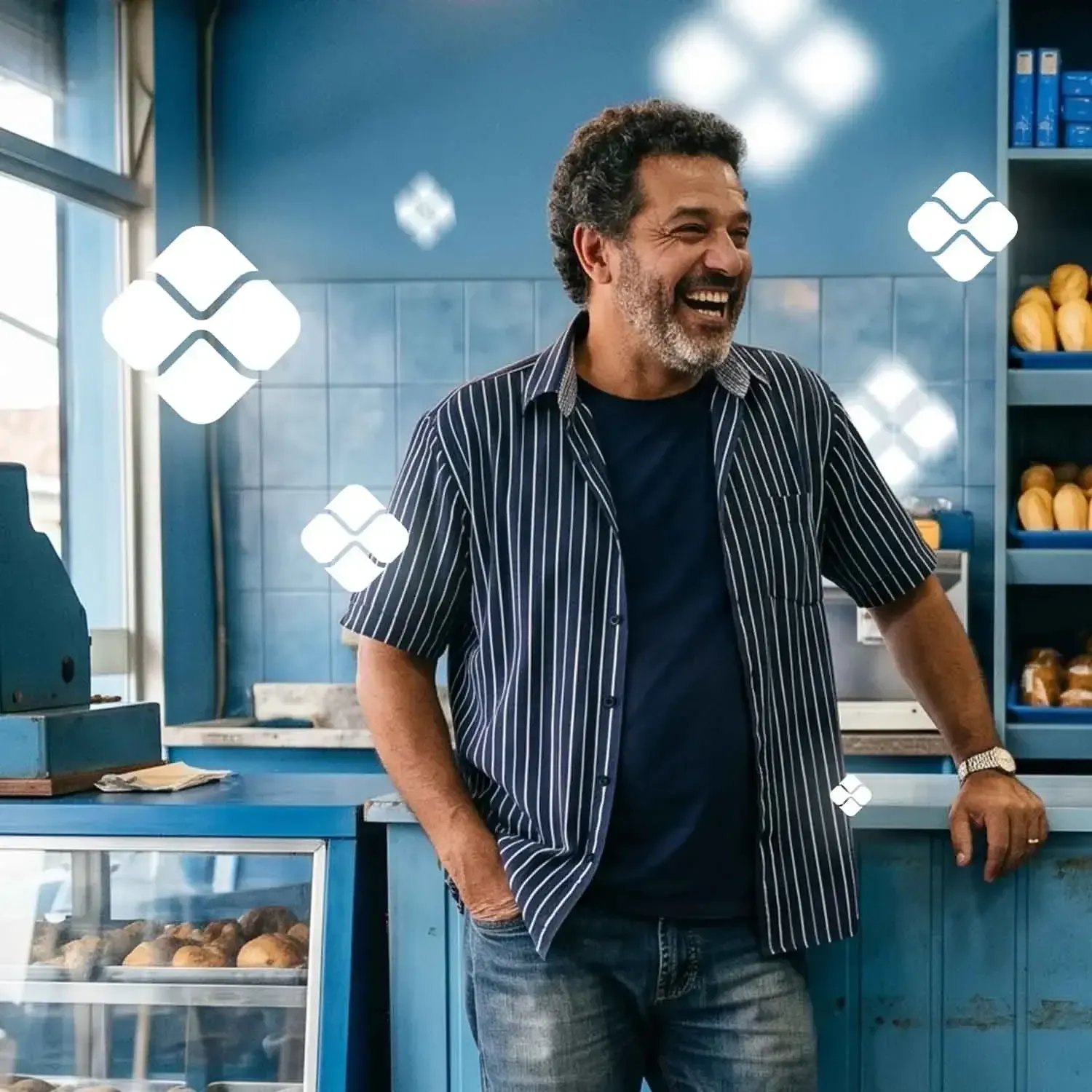 Homem sorrindo em com&eacute;rcio, logos do PIX no cen&aacute;rio