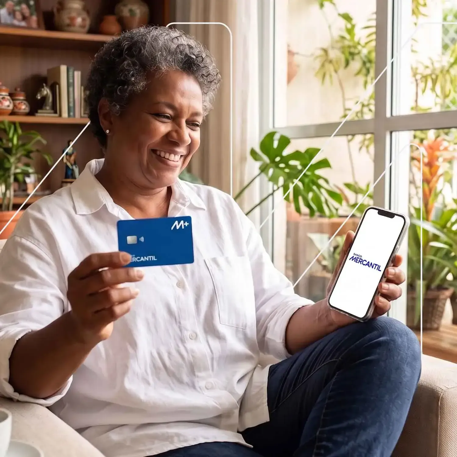 Mulher com cart&atilde;o e aplicativo do Banco Mercantil nas m&atilde;os