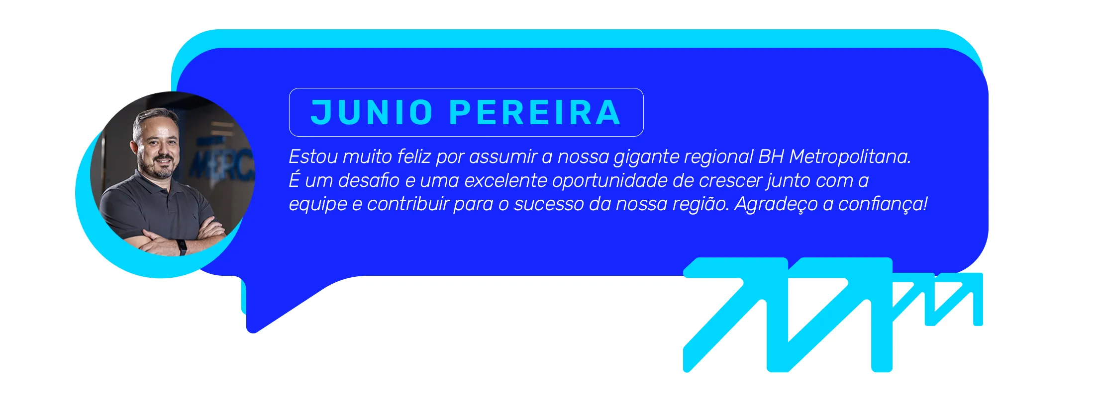 Banner azul com depoimento corporativo e foto de Junio Pereira de bra&ccedil;os cruzados.
